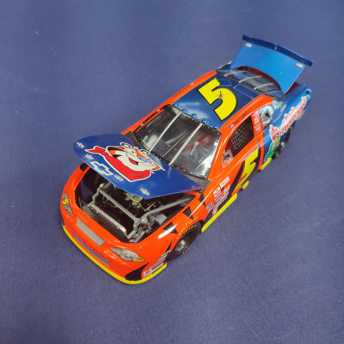KELLOGS TONY THE TIGER #5 NASCAR 1:24 MODEL